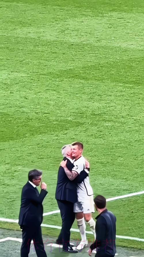 记者:克罗斯与安帅一起决定对阿拉维斯不首发 记者:克罗斯与安帅一起决定对阿拉维斯不首发